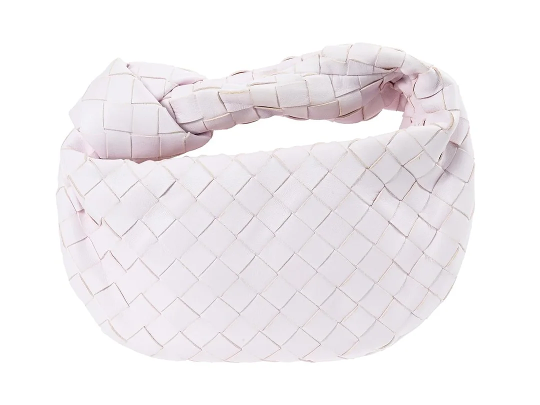 VÄSKA, BOTTEGA VENETA, Intrecciato Mini Jodie Bag, ljusrosa flätat läder, guldfärgade beslag, 24x14x4 cm, dustbag. — Accessoarer/Väskor — Kaplans