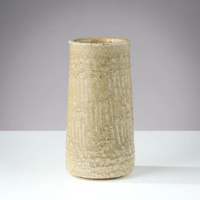 EDITH SONNE (1910-93). Cylinderformet, let konisk stentøjsvase glaseret i beige nuancer, Saxbo, Danmark, 1960'erne.