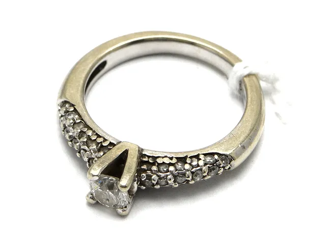 Ring 14K 3,9g vitguld med diamanter 1xca0,35ct (skadad)+32xca0,01ct Ø17
