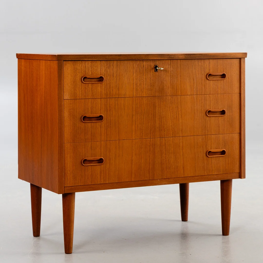 Kleine Kommode, Teak, 1960er Jahre. — Cupboards, Cabinets & Shelves — Stockholms Auktionsverk Hamburg
