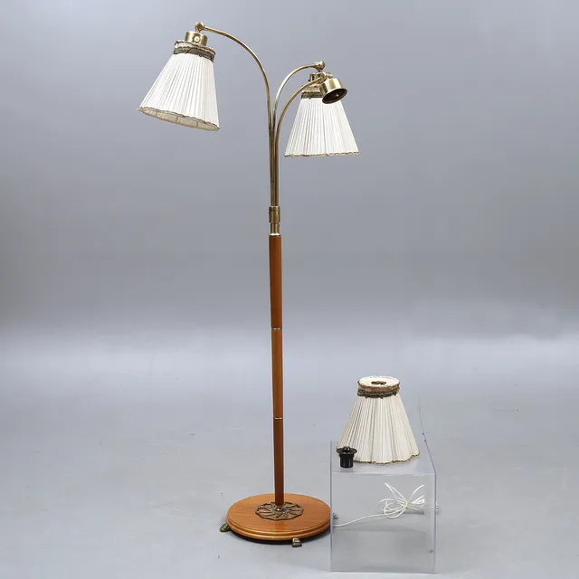 GOLVLAMPA, metall och trä, med tre ljusarmar.