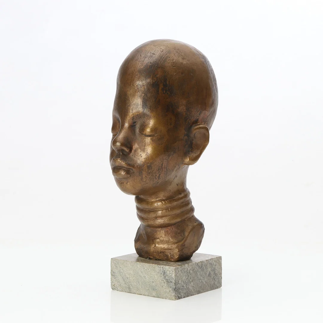 HELGE HÖGBOM. SKULPTUR. Patinerad brons på marmorsockel. Kvinnohuvud. Signerad. — Sculptures & Bronzes — Skånes Auktionsverk