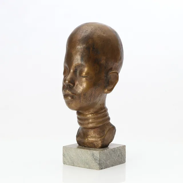 HELGE HÖGBOM. SKULPTUR. Patinerad brons på marmorsockel. Kvinnohuvud. Signerad.