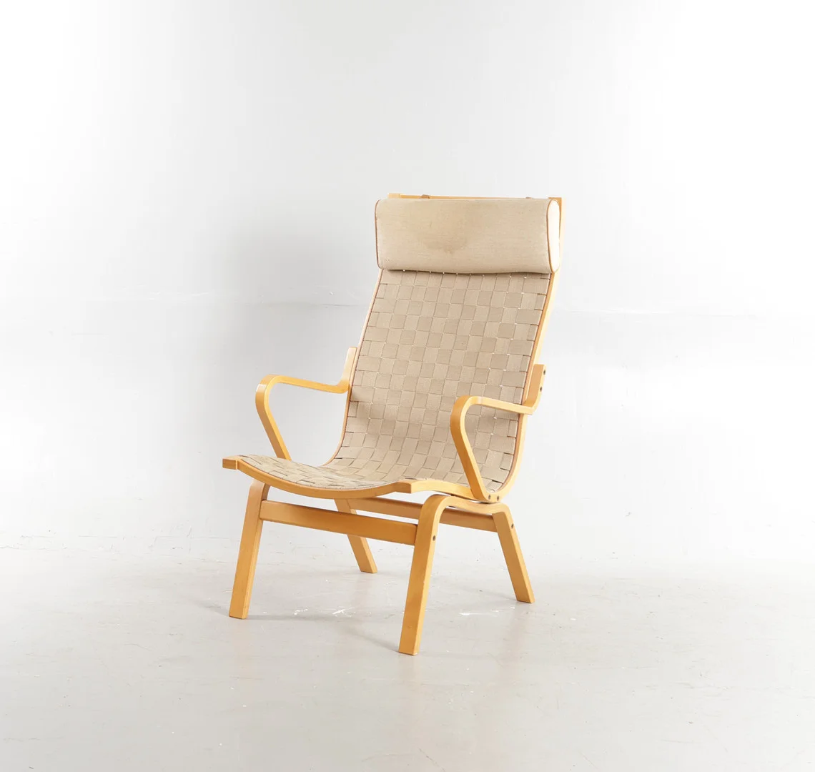FINN ØSTERGAARD. Højrygget lænestol med stel af forspændt bøg, udspændt med gjorde af hør. Fremstillet hos Stouby, model "Albert". — Armchairs & Chairs — Woxholt Auktioner