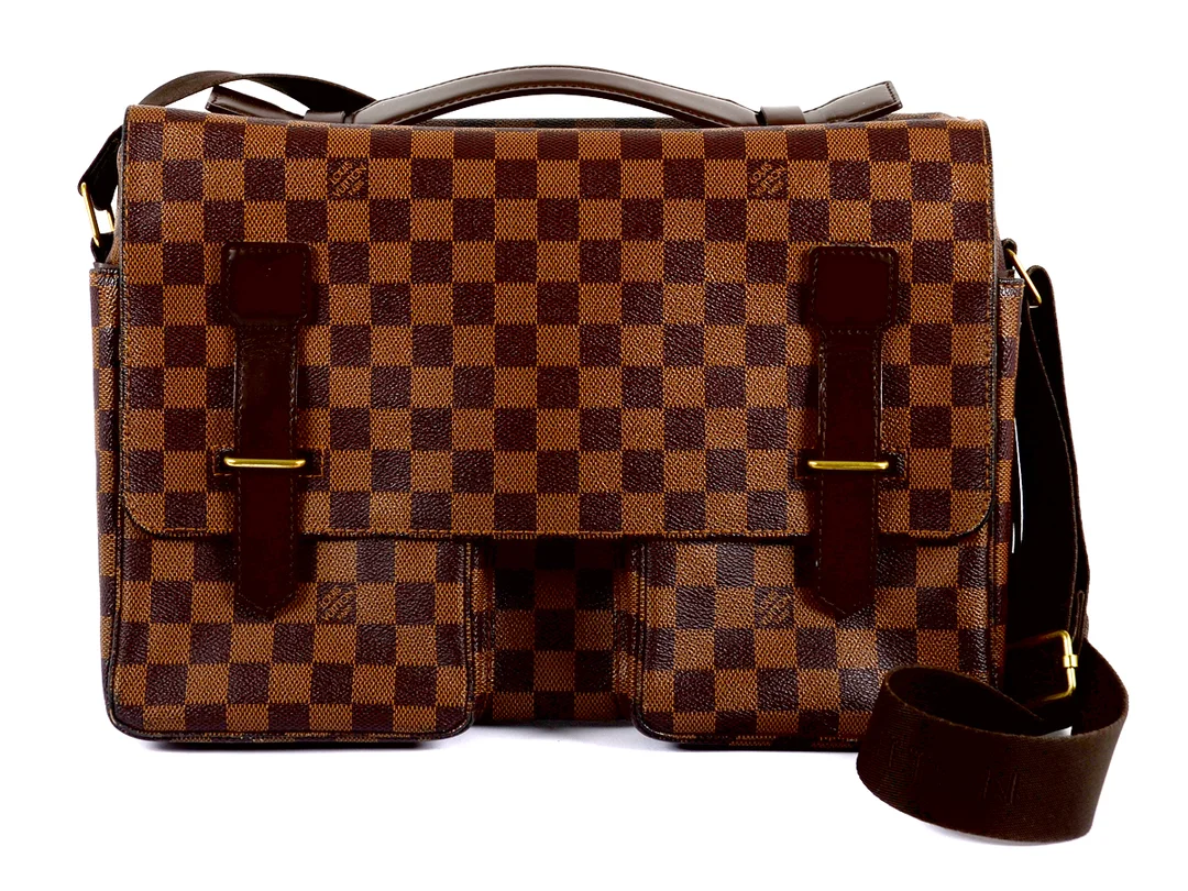 VÄSKA/PORTFÖLJ, LOUIS VUITTON, Brodway, damier ebene, canvas, 35x24x12cm, några fläckar på insidan av fodret. — Accessoarer/Väskor — Kaplans