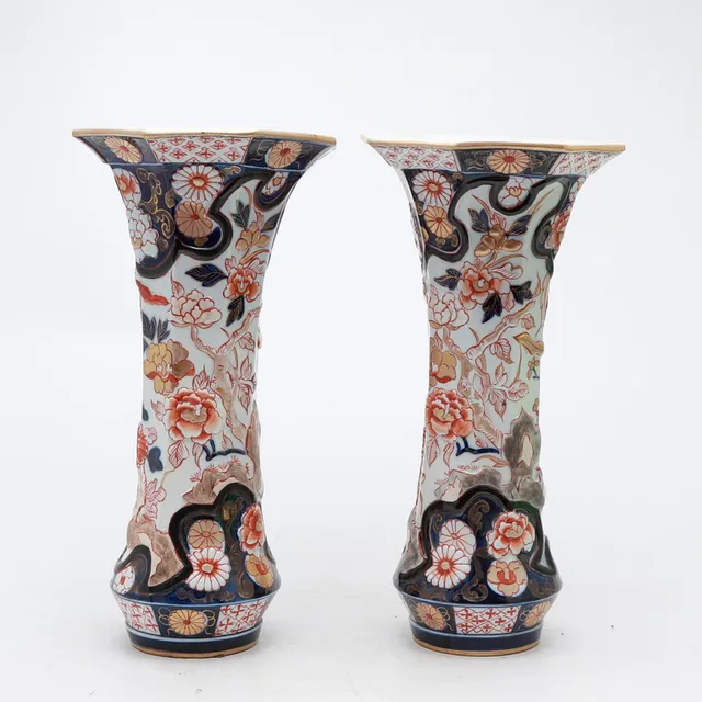 Pair of Japanese "cornet" vases in Imari porcelain, 19th Century.