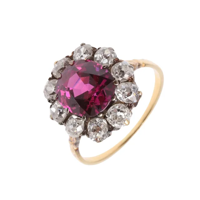 A DIAMOND AND SYNTHETIC RUBY CLUSTER RING.