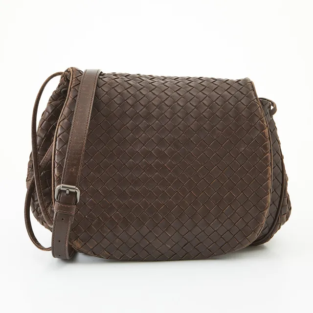 BOTTEGA VENETA, axelbandsväska i flätat nappa, sk intrecciato, fodrad med mocka, tre fack invändigt varav ett mindre samt ett med dragkedja, etikettmärkt "BOTTEGA VENETA MADE IN ITALY".