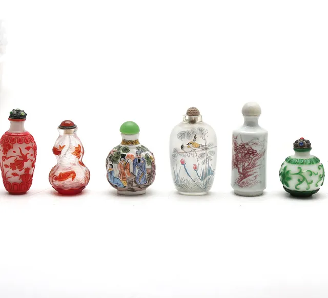 CHINESE SCHOOL, 20TH CENTURY. Six tobacco boxes in porcelain and folded glass.