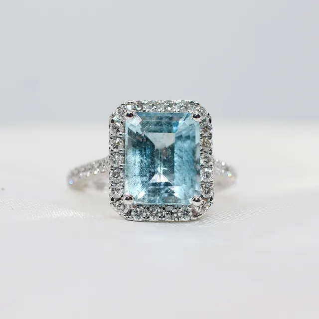 PLATINUM AQUAMARINE & DIAMOND RING.