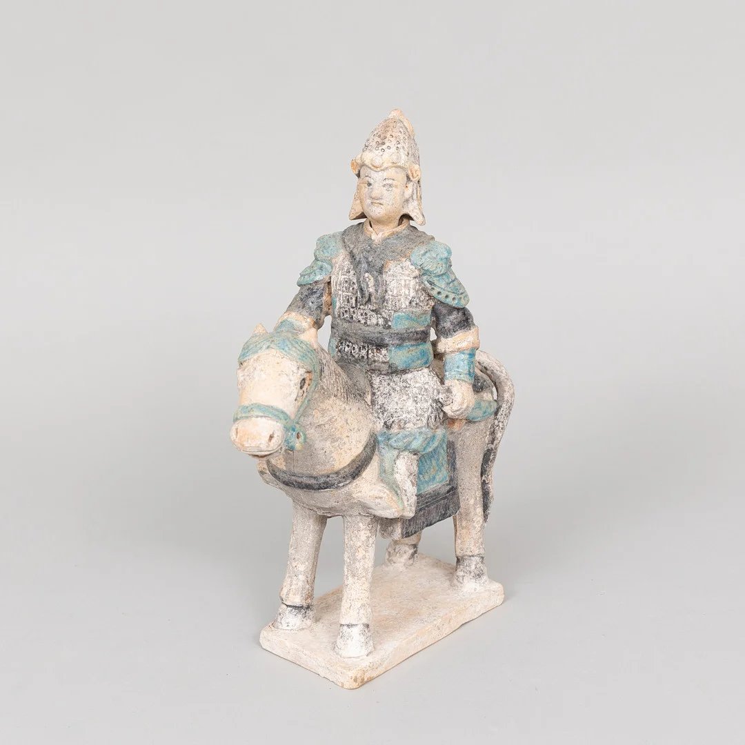 RYTTARFIGUR, terracotta, Ming (1368-1644), Kina. — Oriental — Garpenhus Auktioner
