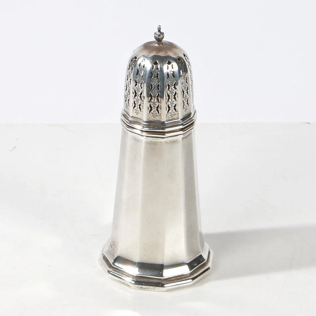 A GEORGE V SILVER SUGAR CASTOR, BIRMINGHAM 1925, MAKER WILLIAM SUCKLING LTD. — Silver — Bishop & Miller