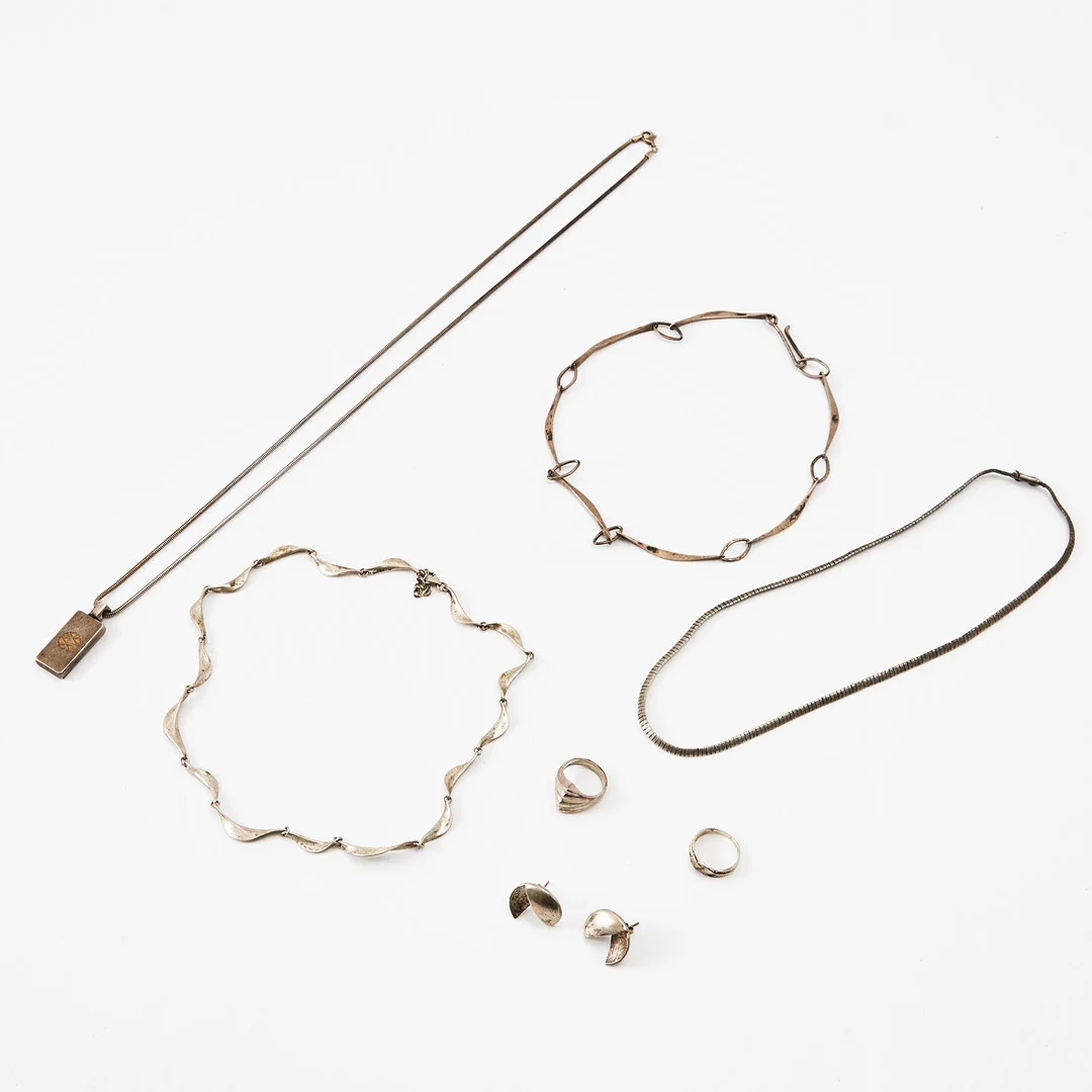 HALSBAND, 4 st, , RINGAR, 2 st och ÖRHÄNGEN 1 par, silver. — Jewellery — Stockholms Auktionsverk Magasin 5