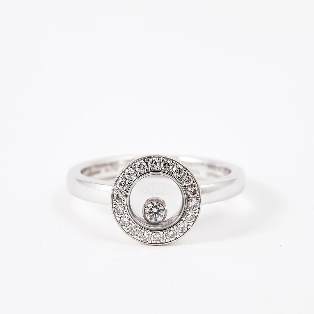 CHOPARD, "Happy Diamonds", ring, 18 k vitguld, 1 flytande briljantslipad diamant, bekransad av 18 briljantslipade diamanter, totalt ca 0,22 ct. — Rings — Stockholms Auktionsverk Sickla