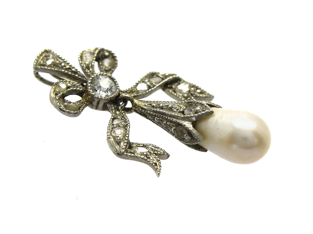 HÄNGE, platina, pärla, rosenslipade diamanter, längd 2,2 cm, vikt 1,4 g. — Smycken/Hänge — Kaplans
