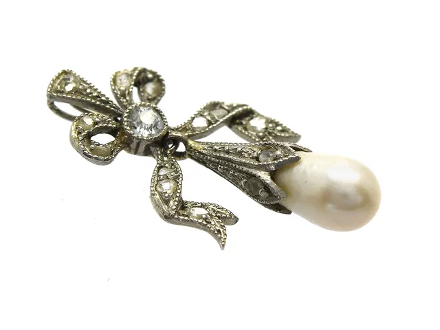 HÄNGE, platina, pärla, rosenslipade diamanter, längd 2,2 cm, vikt 1,4 g.