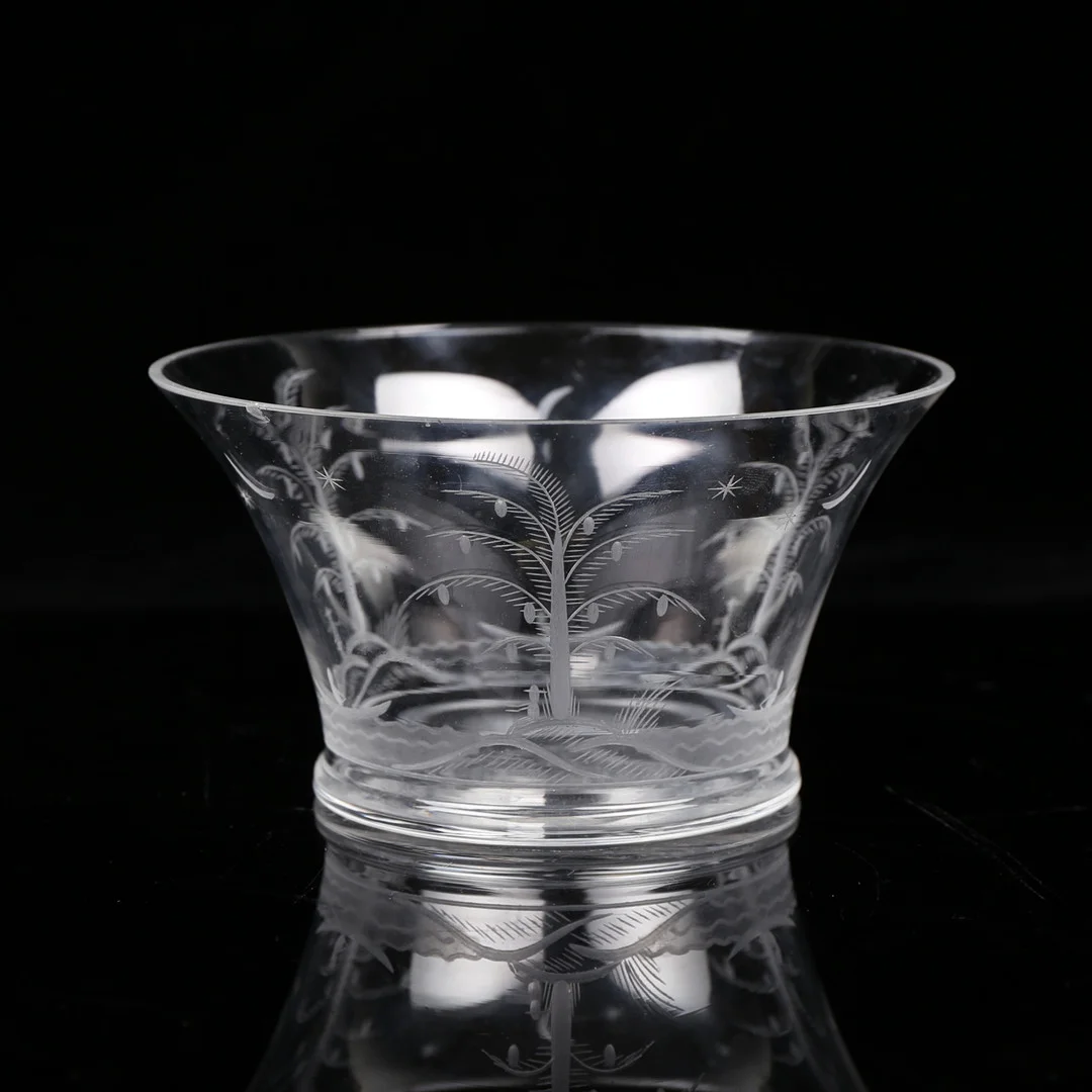 EDWARD HALD. Skål med dekor, glas, Orrefors, signerad. — Art glass — Växjö Auktionskammare