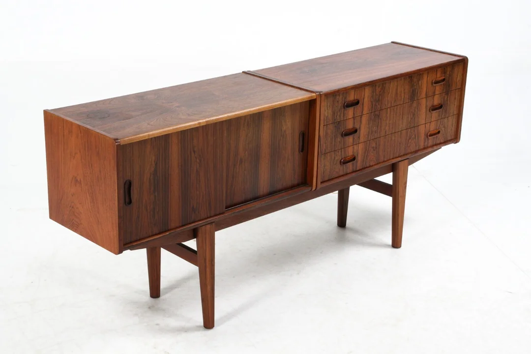 Danish furniture manufacturer. Low sideboard, rosewood, 1960s — Furniture/Cabinets, chests of drawers — Lauritz