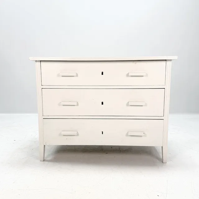 BYRÅ - 3 lådor, vitmålad furu.