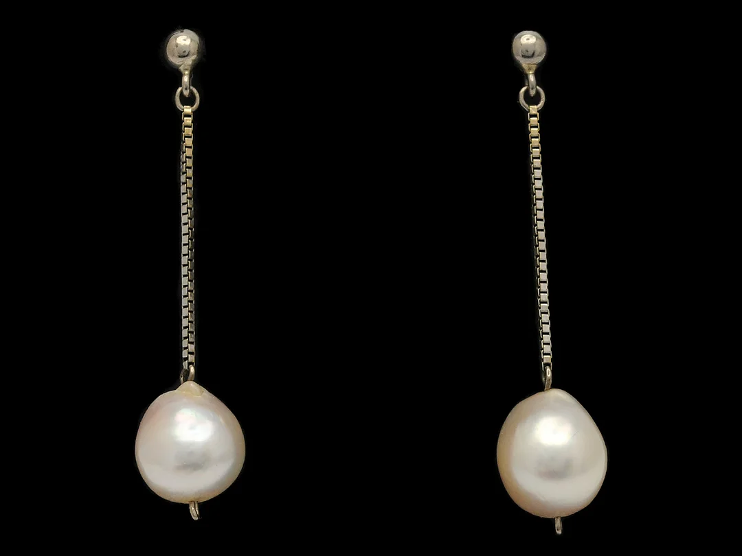 PÄRLÖRHÄNGEN, 18K vitguld, 2 odlade barockpärlor ca 9,5 x 8,5 mm, stift, vikt 3,2 g. — Smycken/Pärlörhängen — Kaplans