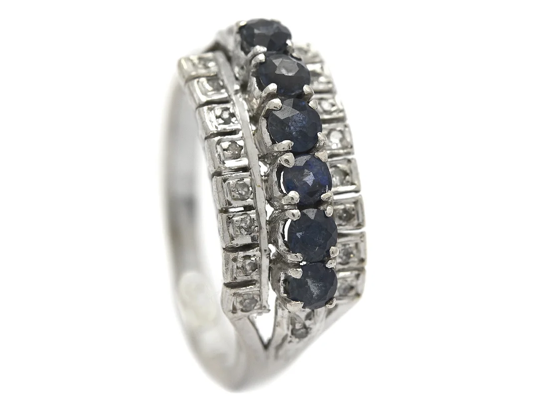 RING, 18K vitguld, 6 blå safirer, 18 åttkantslipade diamanter ca 0,09 ctv, ca W-Cr/SI-P, stl 18,5 mm, vikt 4,8 g, en diamant med nagg. — Smycken/Ring — Kaplans