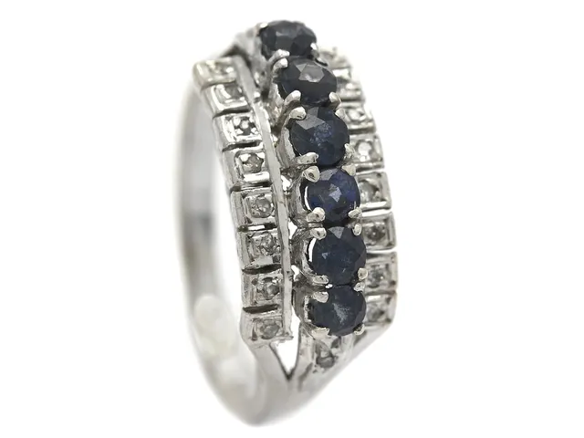 RING, 18K vitguld, 6 blå safirer, 18 åttkantslipade diamanter ca 0,09 ctv, ca W-Cr/SI-P, stl 18,5 mm, vikt 4,8 g, en diamant med nagg.