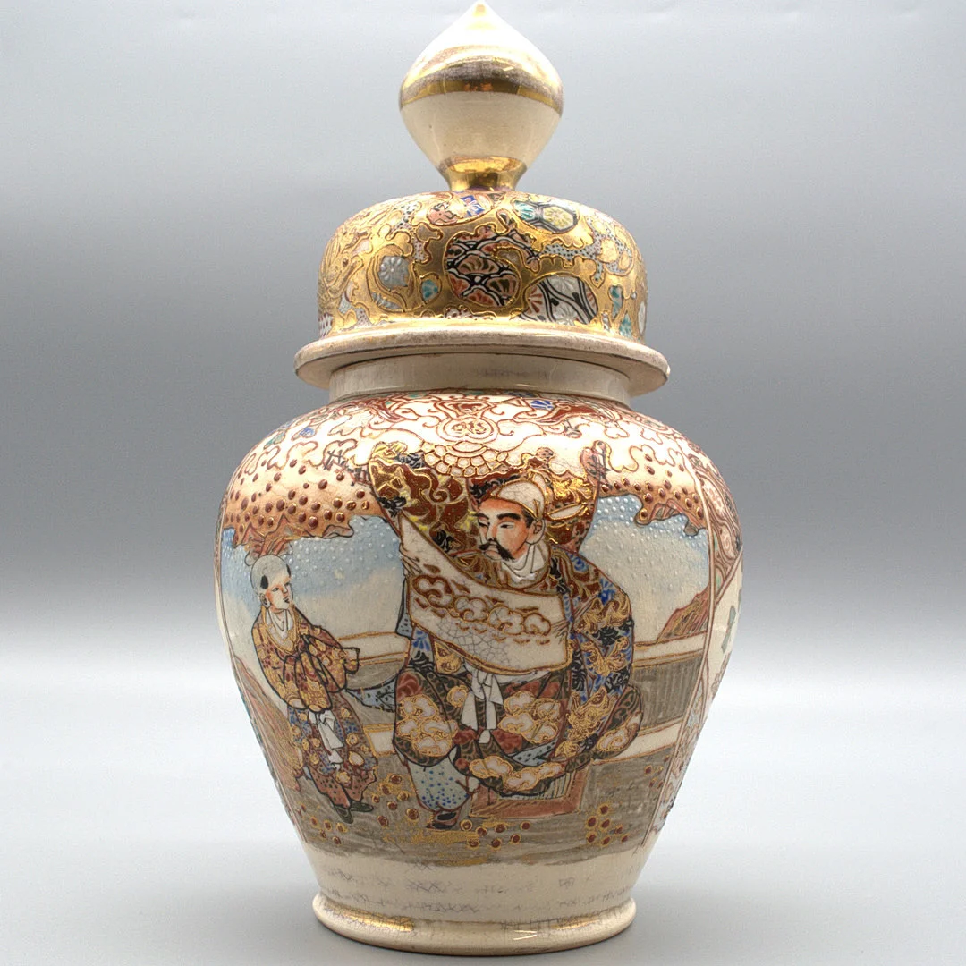 ANTIKE JAPANISCHE KUTANI-VASE MIT DECKEL, MEIJI–TAISHŌ ZEIT, KINRANDE GOLDDEKOR, HANDBEMALT, UM 1920. — Ceramics & Porcelain — Kunst- und Auktionshaus Kleinhenz
