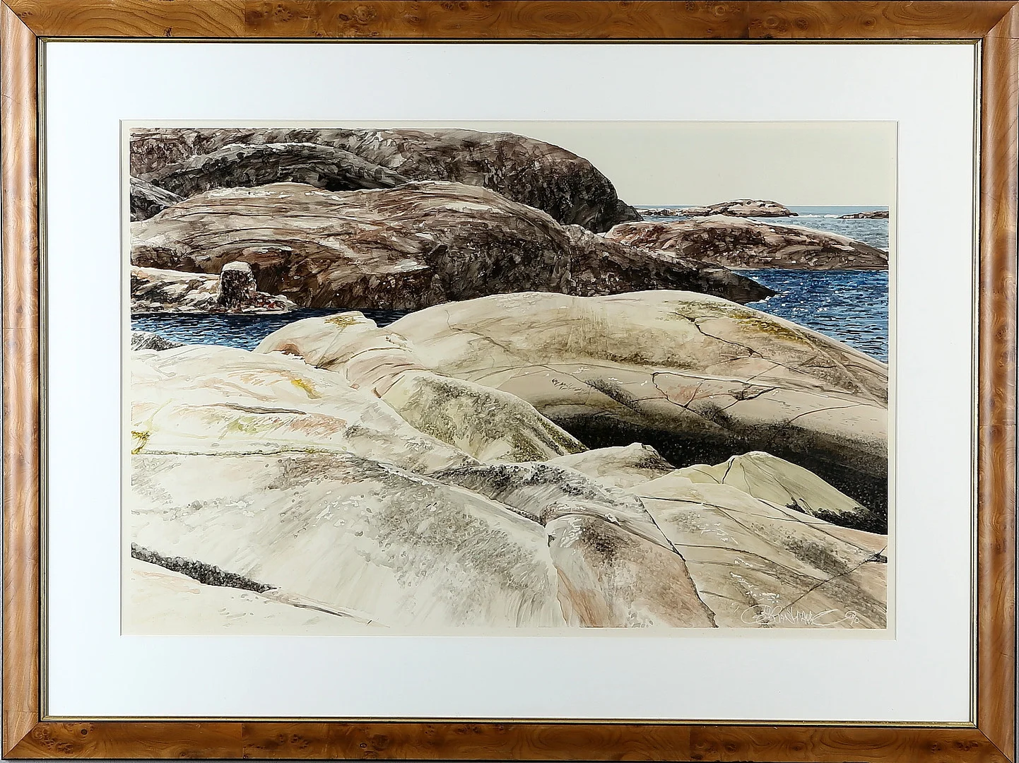 GÖRAN HAHNE. Kustlandskap med klippor, blandteknik på papper, signerad samt daterad. — Paintings — Auktionshuset Kolonn