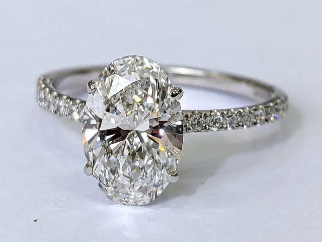 Ring of 14 kt. white gold with laboratory-created diamonds, total approx. 2.03 ct.