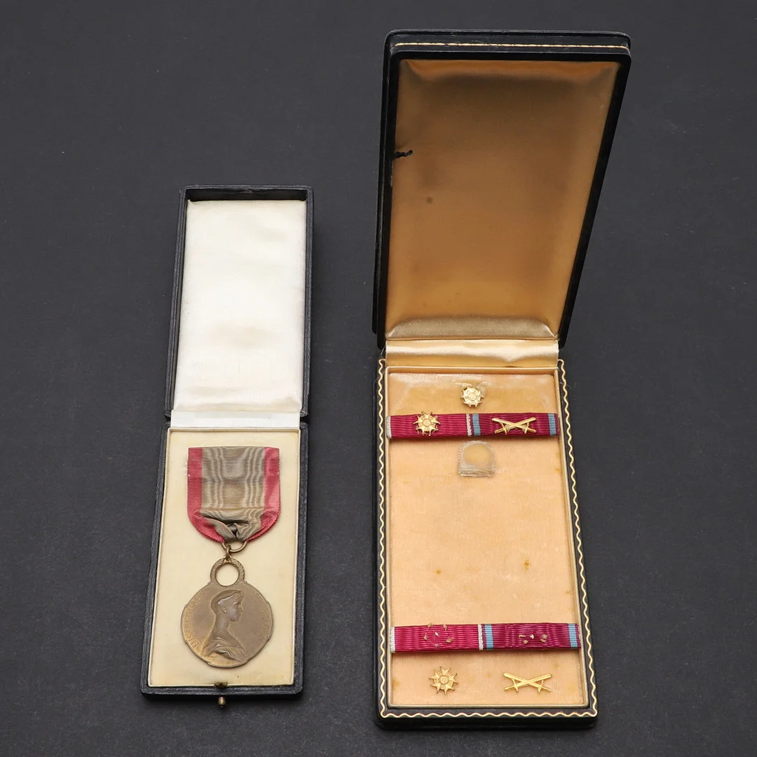 A BELGIAN FIRST WORLD WAR RED CROSS MEDAL. — Orders & Medals — Lawrences Auctioneers