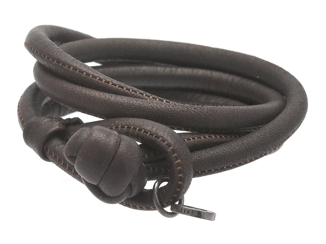 OLE LYNGGAARD, armband, Sweet Drops, brunt kalvskinn, längd 35 cm. — Smycken/Armband — Kaplans