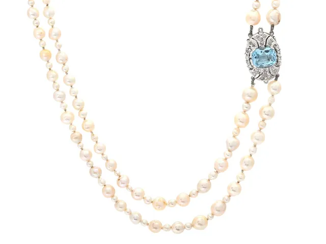 PÄRLCOLLIER, tvåradig, odlade saltvattenspärlor, lås 18K vitguld, kuddslipad topas ca 5,65 ct, rosenslipade diamanter, Hugo Strömdahl, Stockholm 1962, längd ca 60 cm, vikt 62,3 g, diamanterna har svaga fattningar.