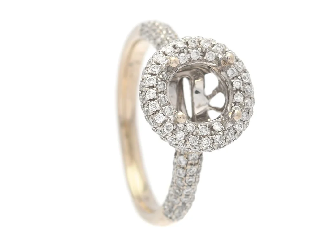 RING UTAN MITTSTEN, 18K vitguld, 171 briljantslipade diamanter, sten 172 är åttkantslipad, ca 0,60 ctv ca W/P, stl 16,5 mm, vikt 3,9 g, svaga fattningar, 2 stenar saknas. — Smycken/Ring — Kaplans
