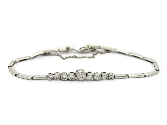ARMBAND, 18K vitguld, 9 diamanter doserade ca 0,05 - 0,30 ct, ca 0,88 ctv, (mittsten + 1 sidosten gammalslipade, övriga mediumslipade), ca W/VS-SI, Malmö 1939, längd 16,5 cm, vikt 6,7 g, lås defekt.