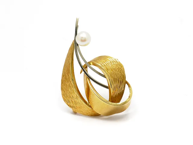 BROSCH, 18K guld/vitguld, odlad pärla, vikt 6.4 g.
