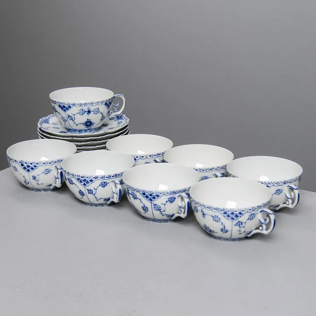 MUSSELMALET, 8 tekoppar med fat, nr 1142, helblond, Royal Copenhagen, Danmark (16 delar).
