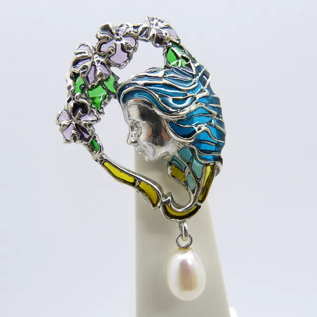 PEARL-SET BROOCH.