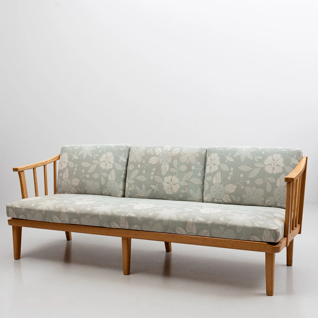 CARL MALMSTEN. Soffa, "Visingsö", furu, brickmärkt, AB O.H. Sjögren, 1900-talets andra hälft. — Sofas & Seatings — Auktionshuset Kolonn