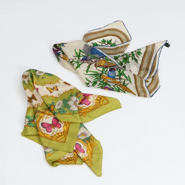 SCARVES, TVÅ ST. Siden, bl.a. Bianchini-Ferier.