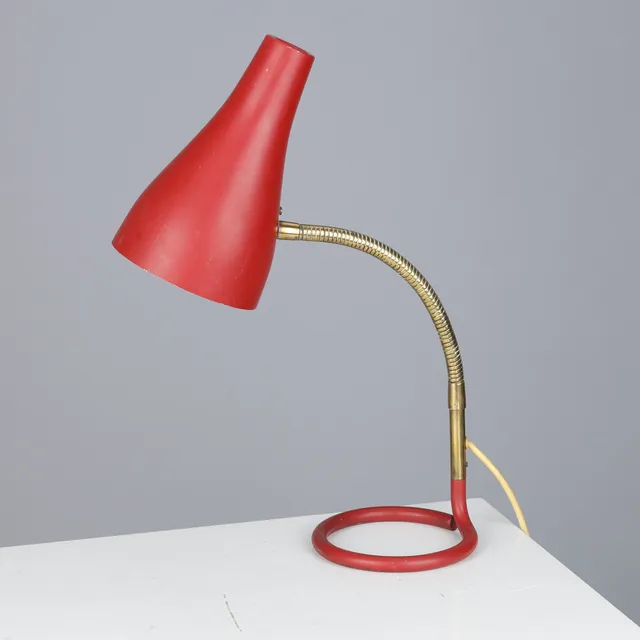 Bordlampe med flexarm af lakeret metal og messing, Lyfa, Danmark, 1900-tallets midte.
