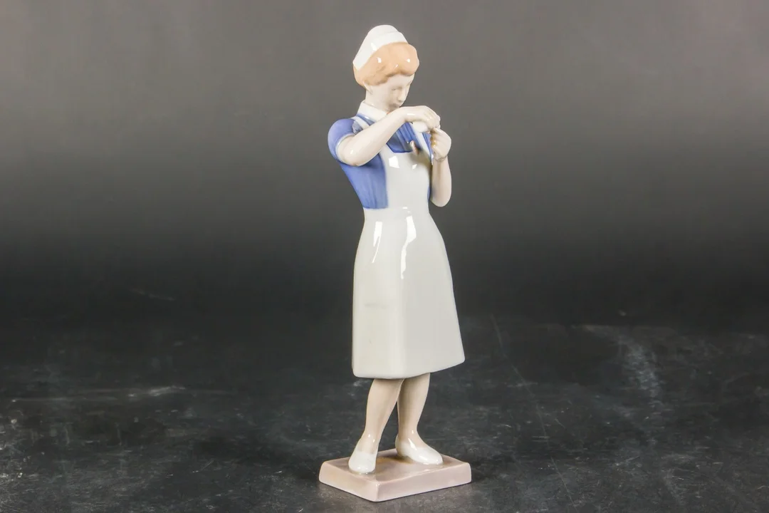 Svend Jespersen for Bing og Grøndahl, figur af porcelæn, Sygeplejerske, 2379 — Glass, porcelain and ceramics/Figures — Lauritz