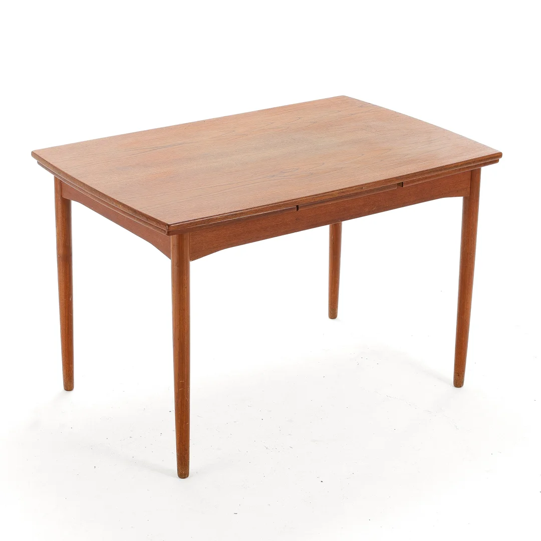 Danish furniture design. circa 1960.: Small dining table made of teak, with Dutch extension. — Furniture/Dining tables, dining room furniture — Lauritz