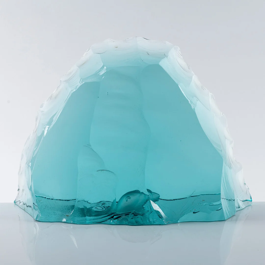 VICKE LINDSTRAND. skulptur, isbjörn, numrerad och signerad, Kosta. — Art glass — Auktionshuset Kolonn
