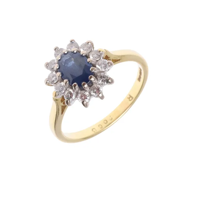 A SAPPHIRE AND DIAMOND CLUSTER RING.