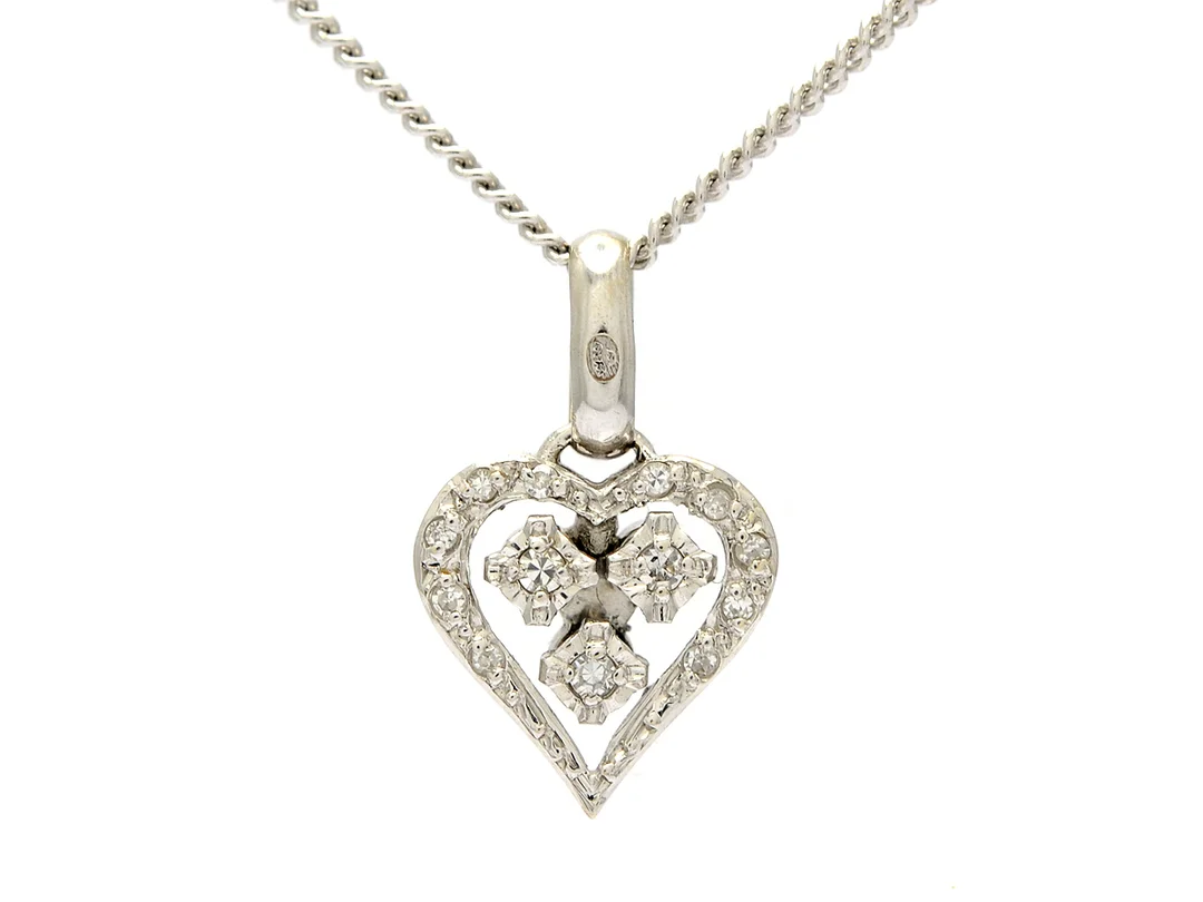 HÄNGE/KEDJA, 18K vitguld, 13 åttkantslipade diamanter ca 0,10 ctv, ca W/SI, kedjans längd 42 cm, vikt 3,5 g. — Smycken/Hänge med kedja — Kaplans