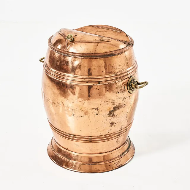 VATTENTUNNA, koppar med detaljer i mässing, hänklar med dekor i form av lejonmaskaroner, omkring sekelskiftet 1900.