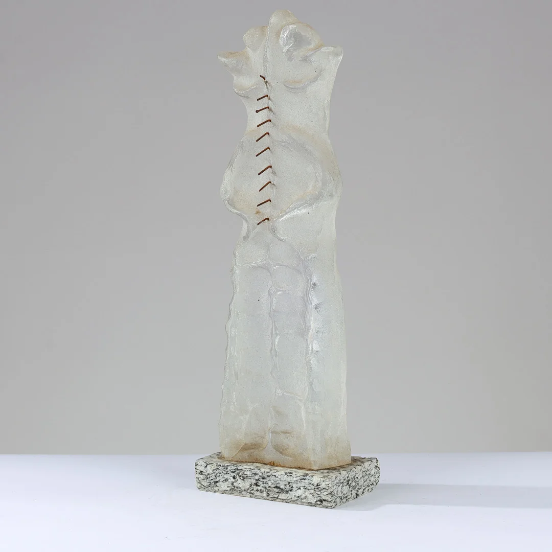 FINN LYNGGAARD (1930-2011). Skuptur af glas med detaljer af jern på base af granit, signeret. — Sculptures & Bronzes — Palsgaard Kunstauktioner