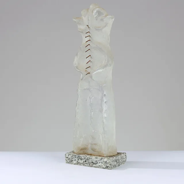 FINN LYNGGAARD (1930-2011). Skuptur af glas med detaljer af jern på base af granit, signeret.