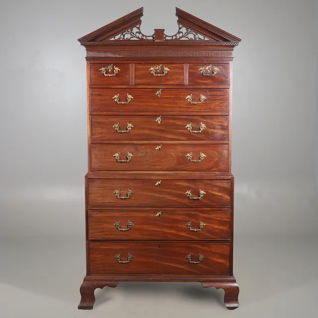 A GEORGE III MAHOGANY TALLBOY, ATTRIBUTABLE TO GILLOW & CO.