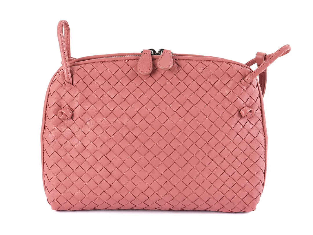 VÄSKA, BOTTEGA VENETA, Intrecciato, messenger, rosa flätat läder, 24x 16x5cm, tillhörande spegel, dustbag. — Accessoarer/Väskor — Kaplans